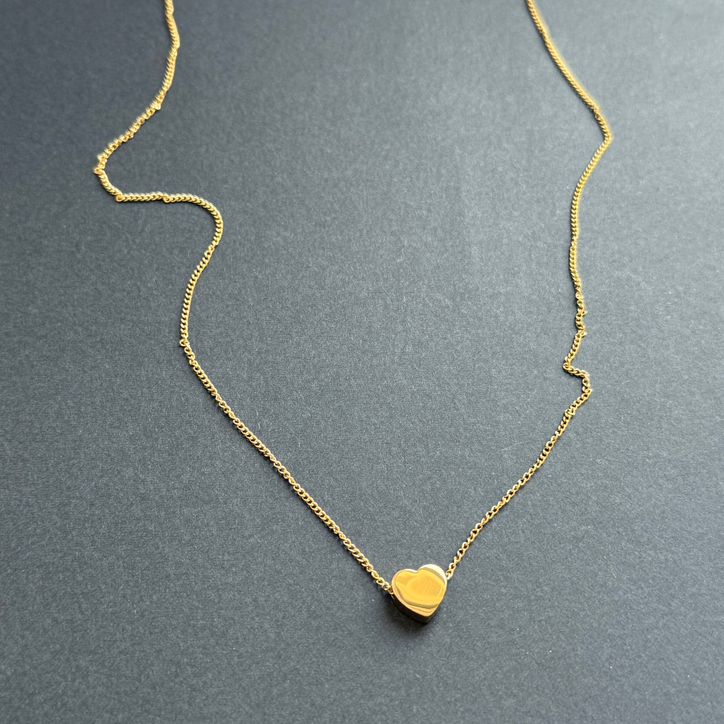 Minimal Heart Pendant Necklace
